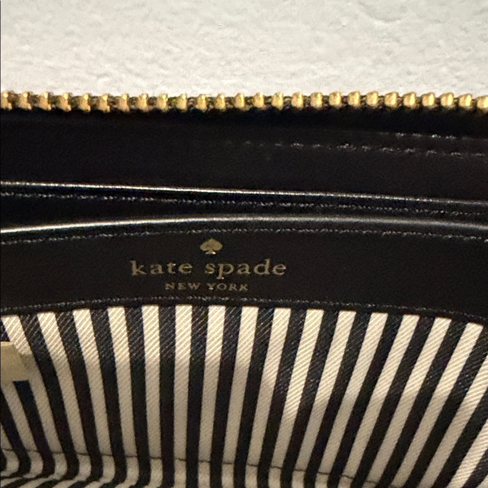 Kate Spade has Red and Black Scalloped Zip Wallet - Picture 7 of 8